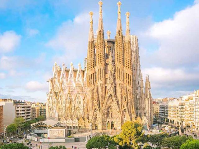 Iconic Landmarks of Barcelona: Must-Visit Tourist Attractions